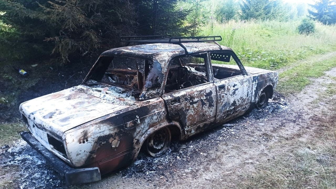Пьяные жители Качканара угнали и сожгли автомобиль