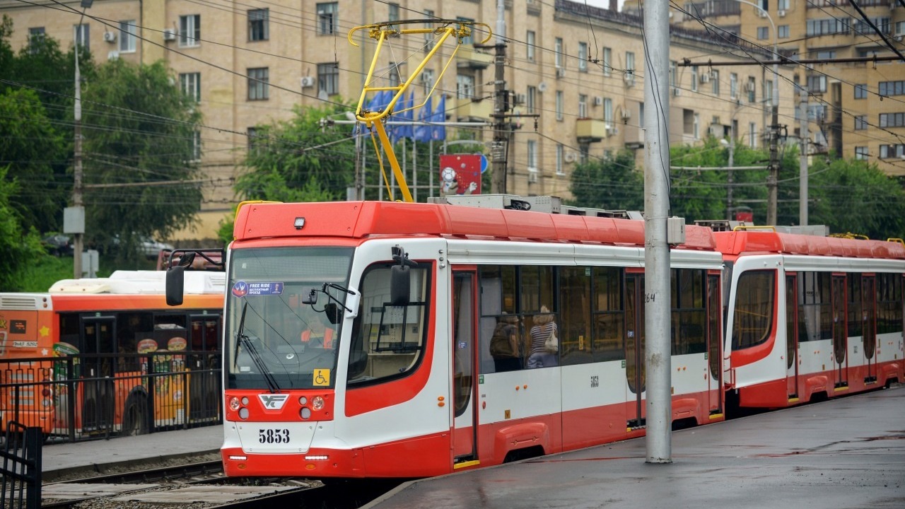 Жителю Екатеринбурга отрезало ногу после того, как он попал под трамвай