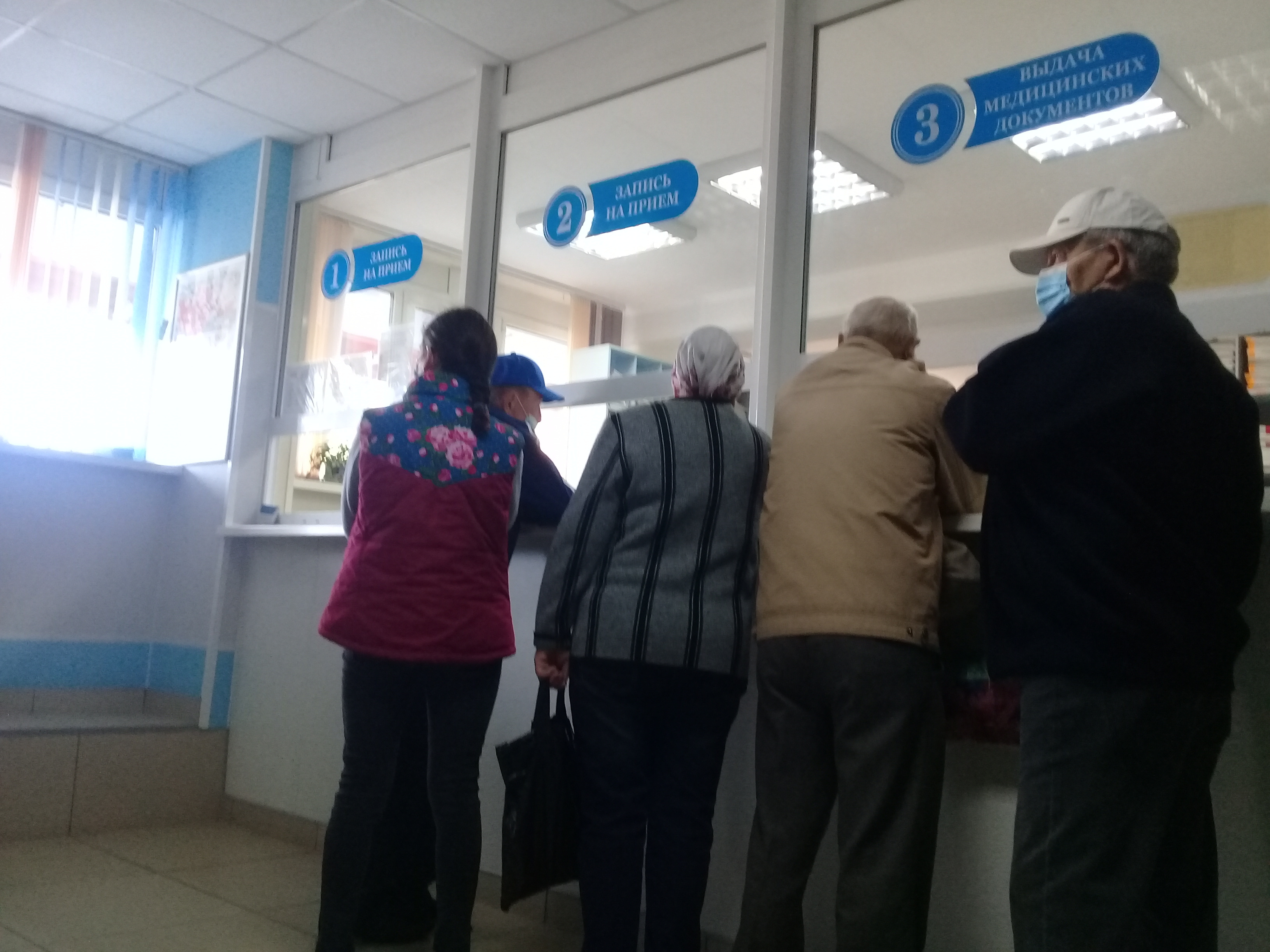 Десятки человек ожидают в очереди к врачам на улице в Екатеринбурге