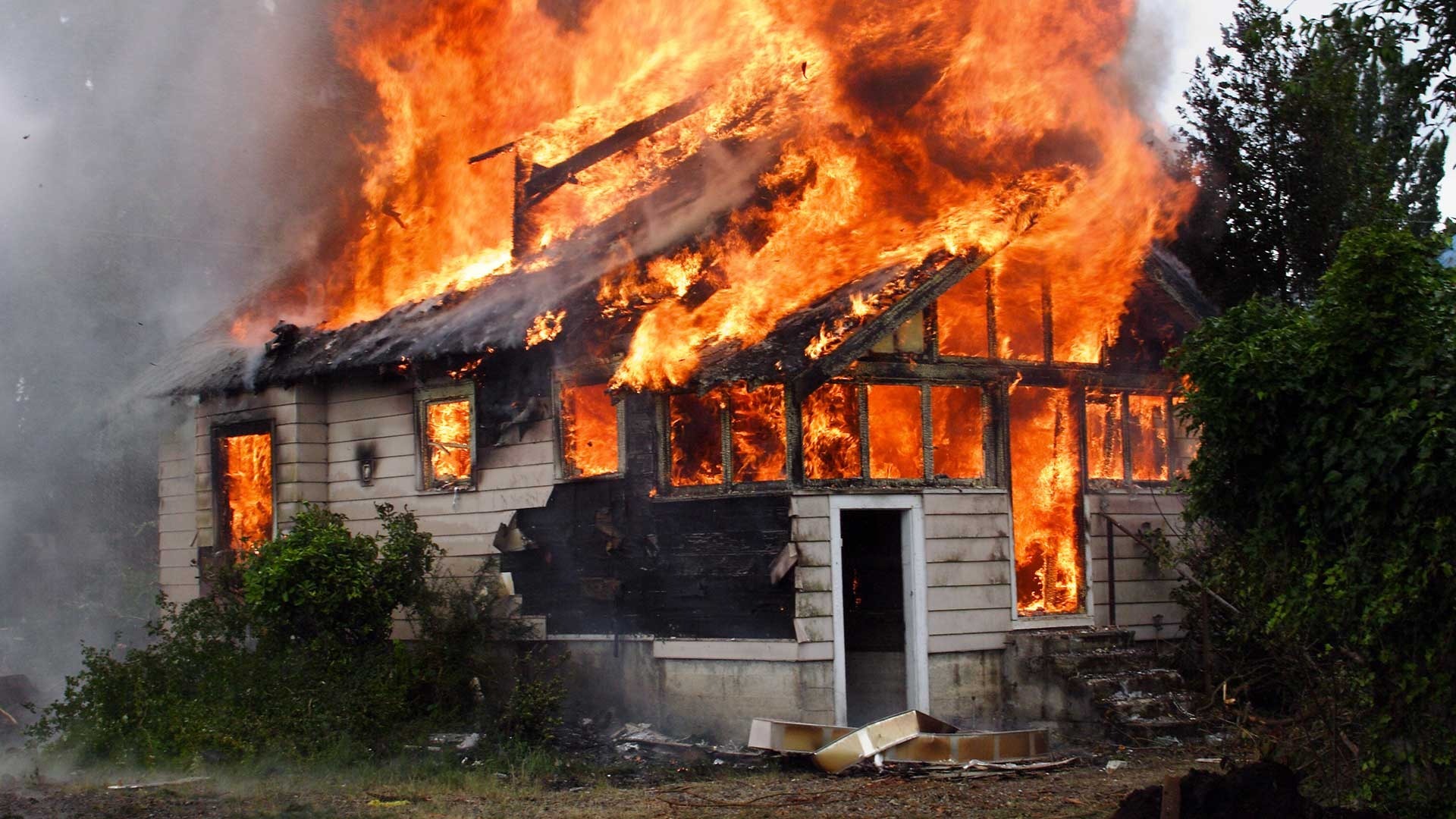 Хозяин смотрел телевизор: дом, баня, гараж и машина сгорели на Кирпичной в Тагиле