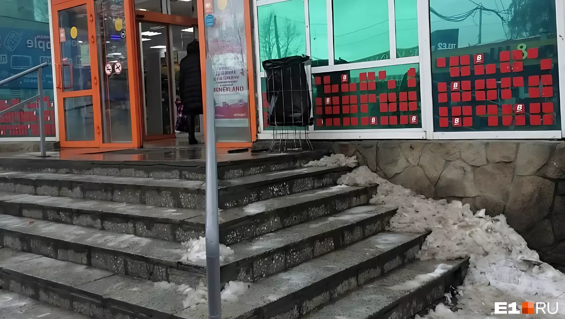 Жительница Екатеринбурга упала на ступеньках магазина и сломала позвоночник