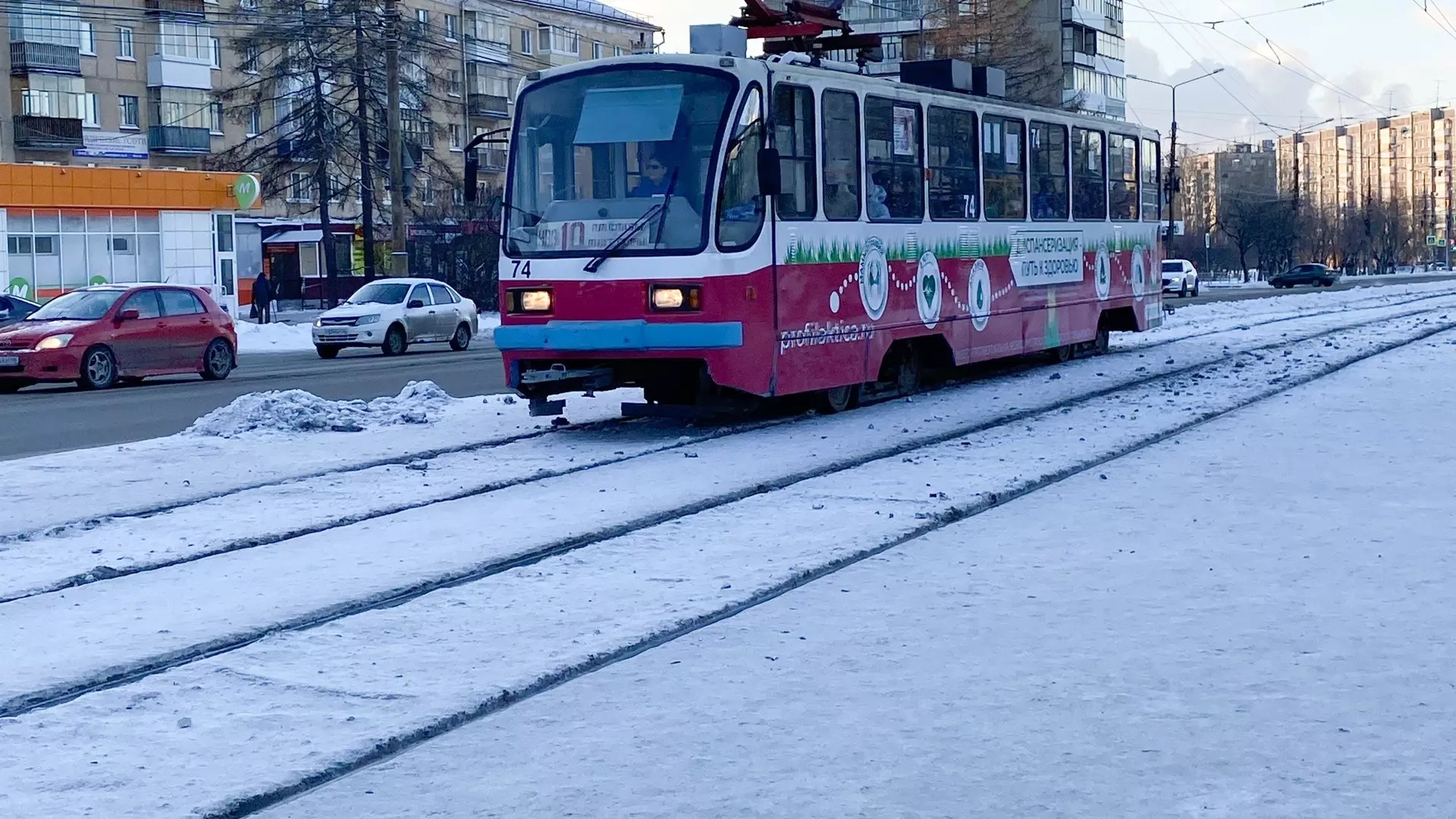 Машина врезалась в трамвай в Екатеринбурге