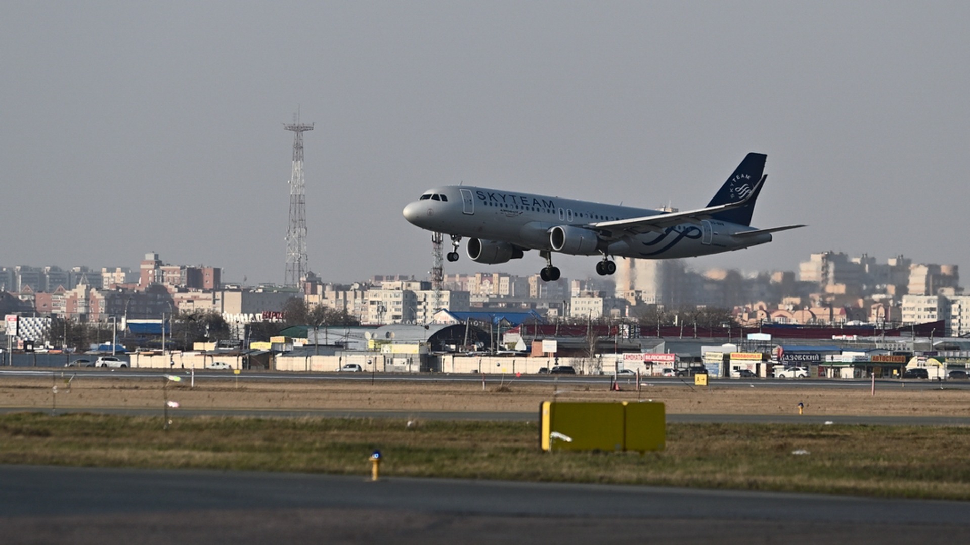 Уральский самолет совершил аварийную посадку из-за треснувшего стекла