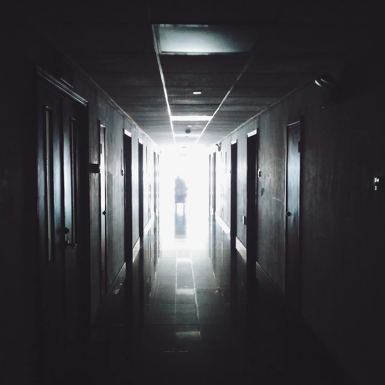 Длинный темный коридор больницы