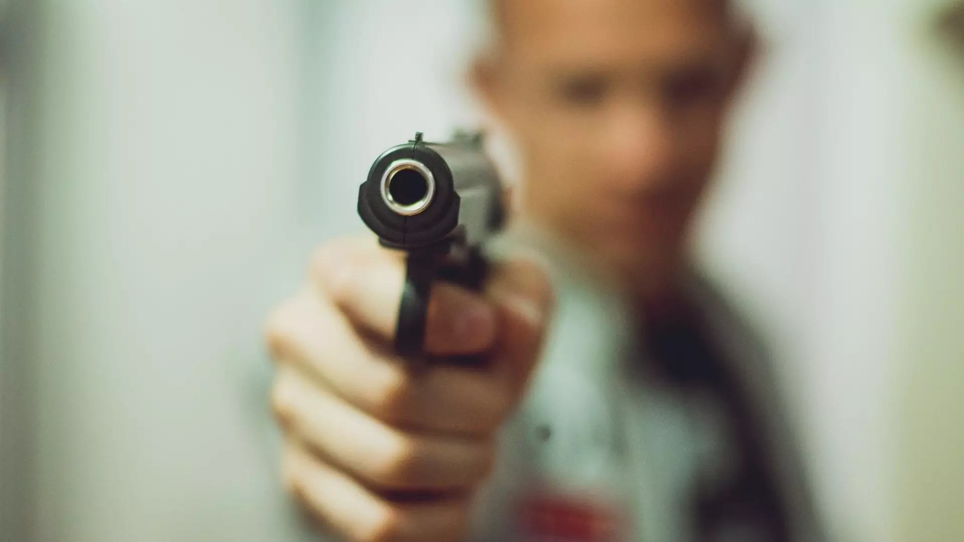Житель Екатеринбурга наставил пистолет на курьера и требовал раздеться