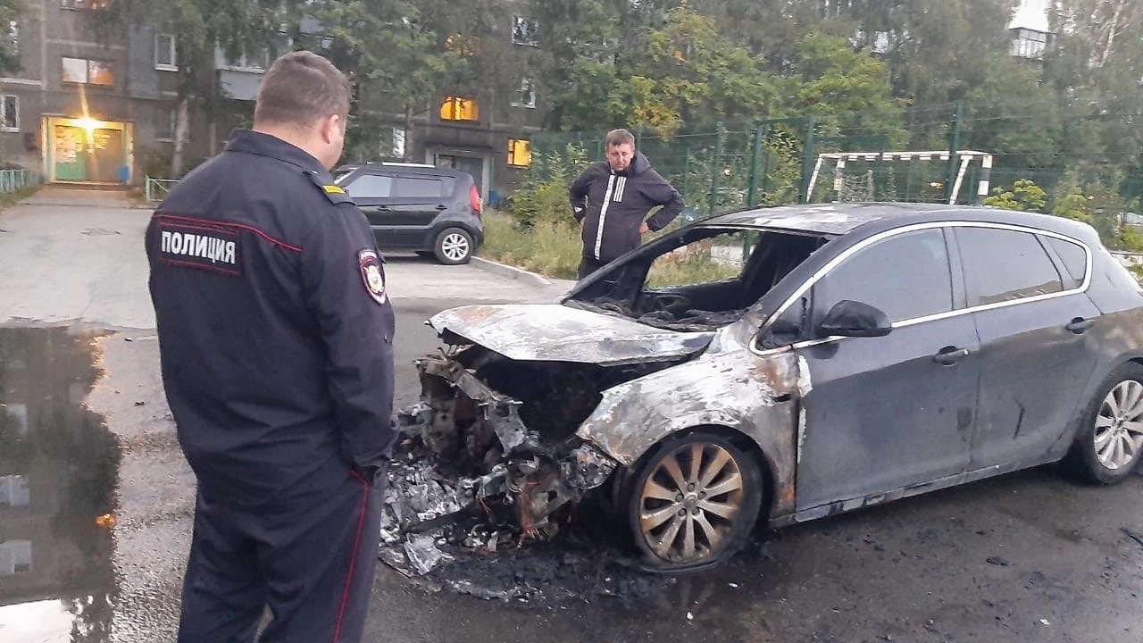 Автомобиль общественника Максима Ездакова сгорел в Первоуральске