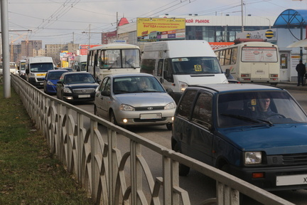 Транспортный коллапс случился на ВИЗе в Екатеринбурге из-за отключенных светофоров
