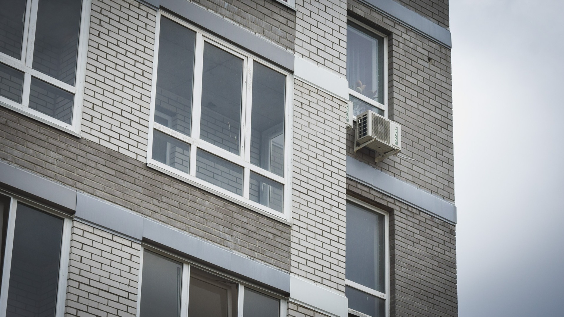 Возбуждено уголовное дело после падения 2-летнего мальчика из окна в Березовском