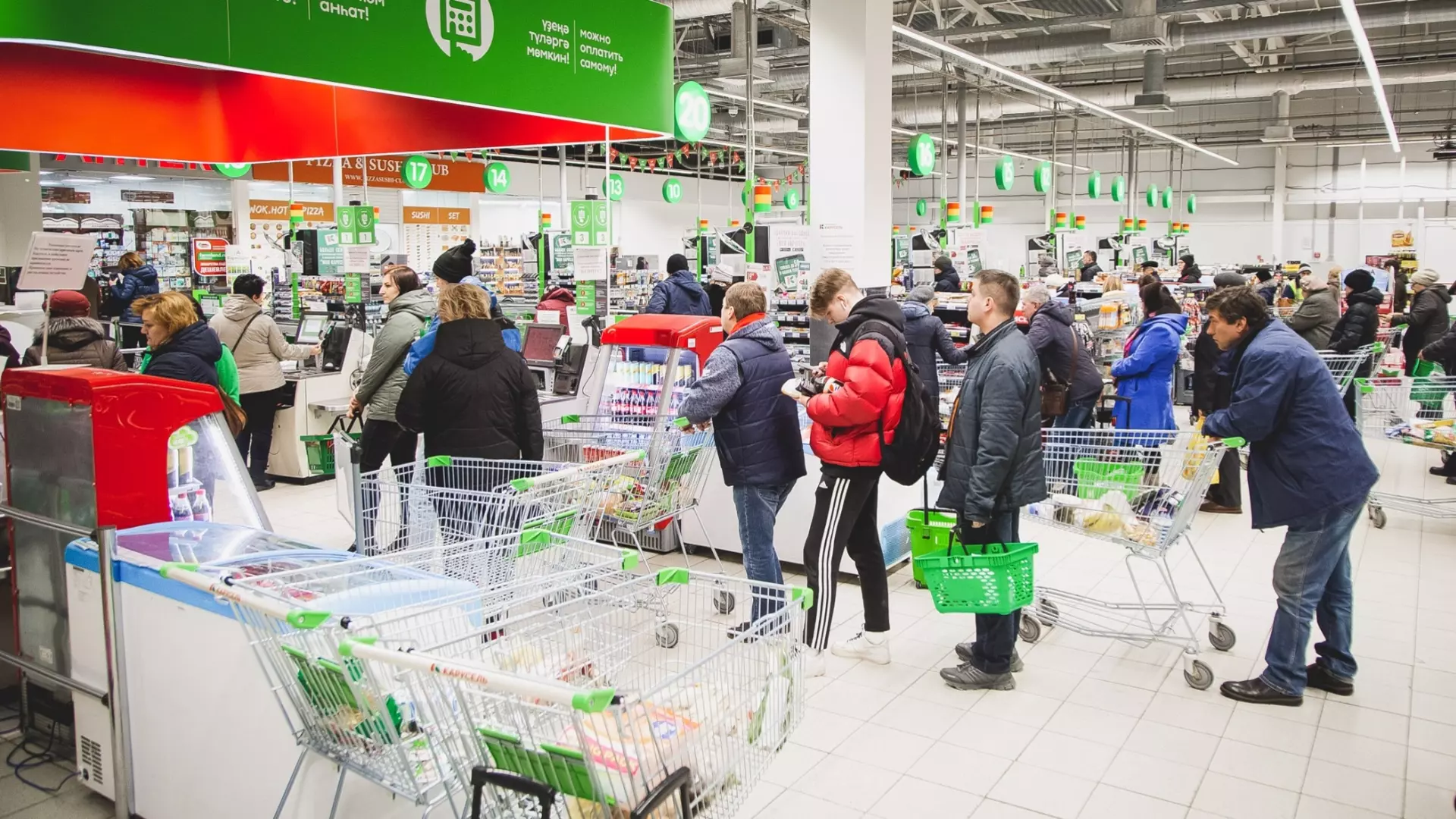Американец в Екатеринбурге решил проверить слова Такера Карлсона о дешевых магазинах