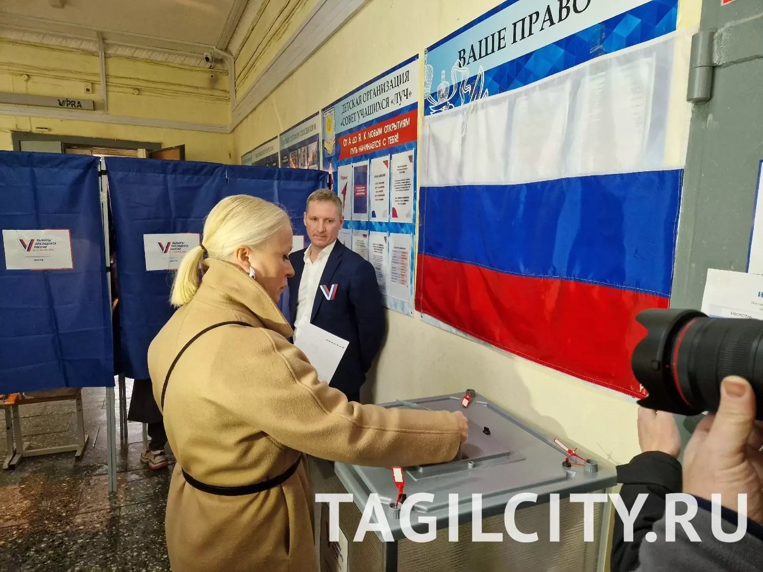 Глава города Нижний Тагил с супругой Еленой на выборах президента России.