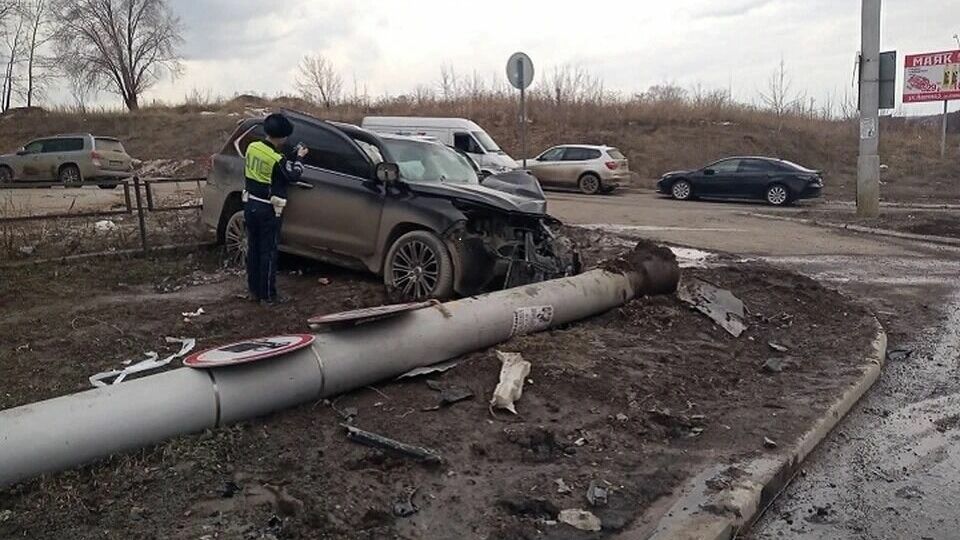 Lexus в Каменске-Уральском снес дорожный столб