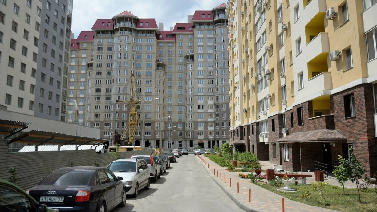 Труп женщины обнаружен под балконами высотки в Екатеринбурге