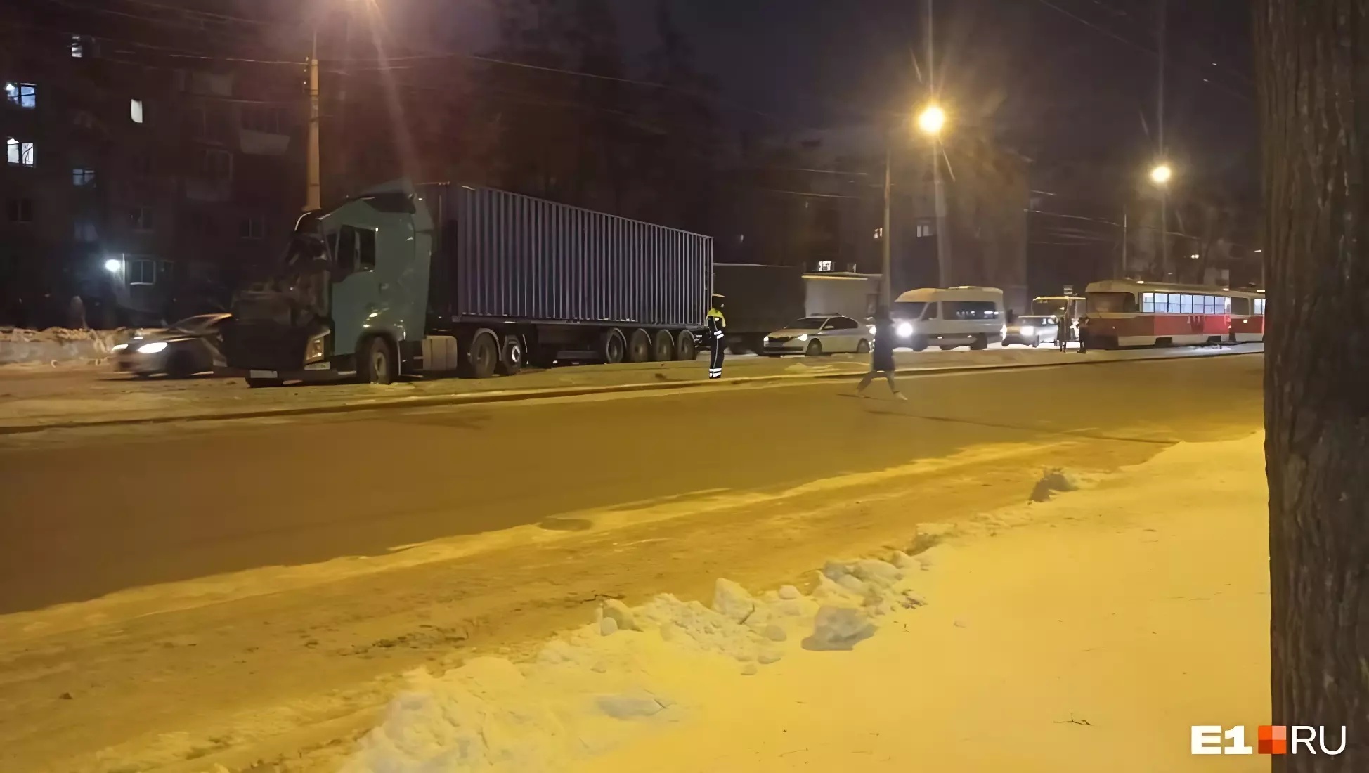 Автомобили встали в огромную пробку в Екатеринбурге из-за аварии