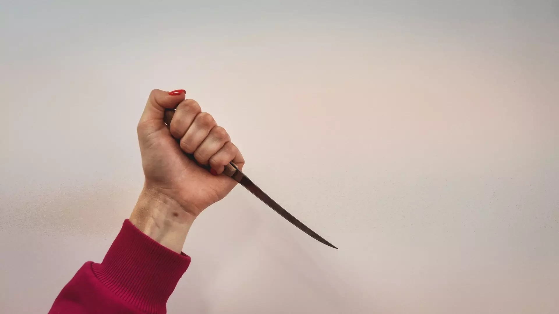 В Екатеринбурге женщина воткнула нож в спину мужа во время интима