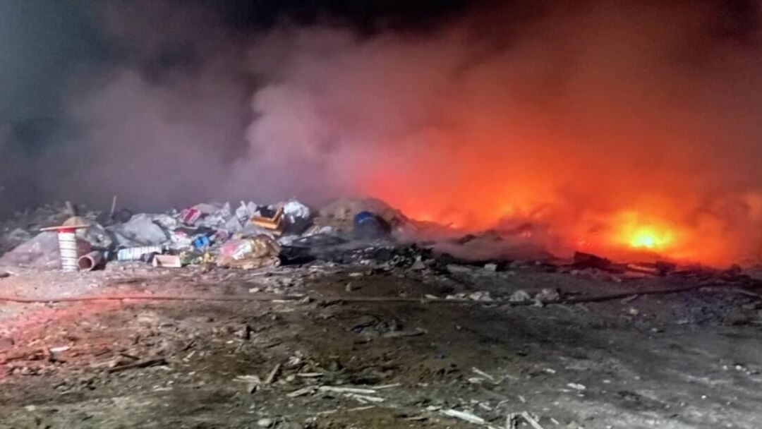 Крупный пожар вспыхнул за «Сима-лендом» в Екатеринбурге