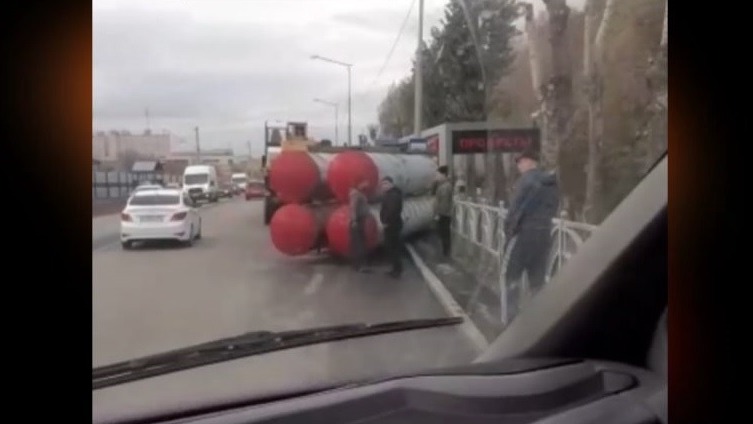 В Екатеринбурге ракетные контейнеры свалились на асфальт с автоприцепа