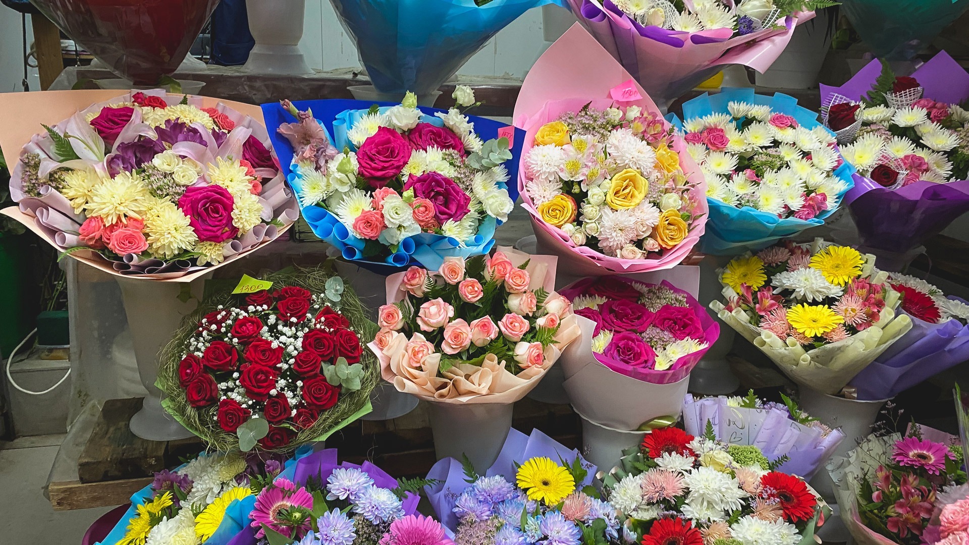168 тонн цветов завезли на Урал к 1 сентября