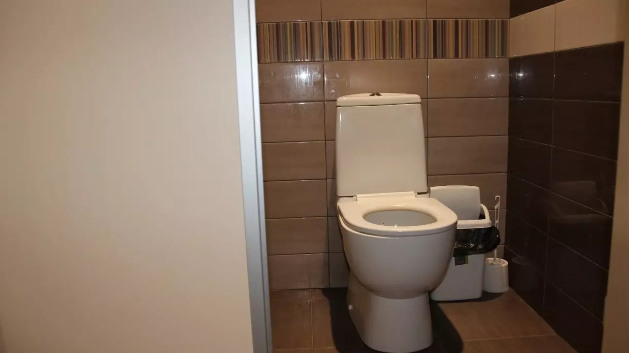 В туалетах колледжа Екатеринбурга появились окошки