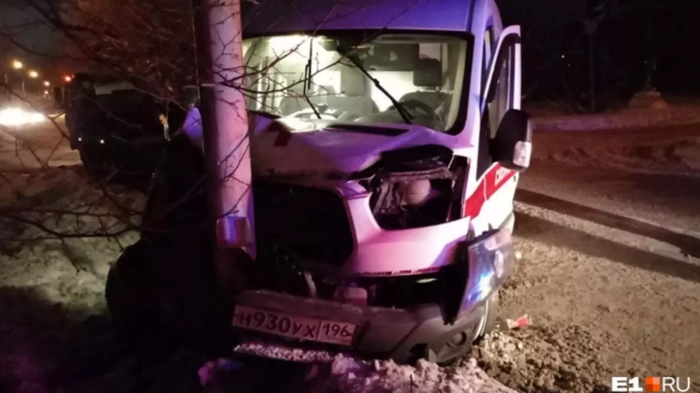 Автомобиль скорой помощи врезался в столб в Екатеринбурге