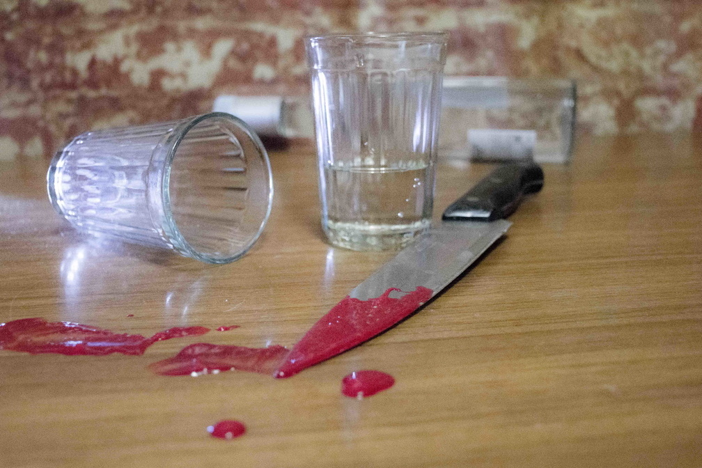 Жительница Екатеринбурга изрезала ножом своего гостя и вызвала полицию