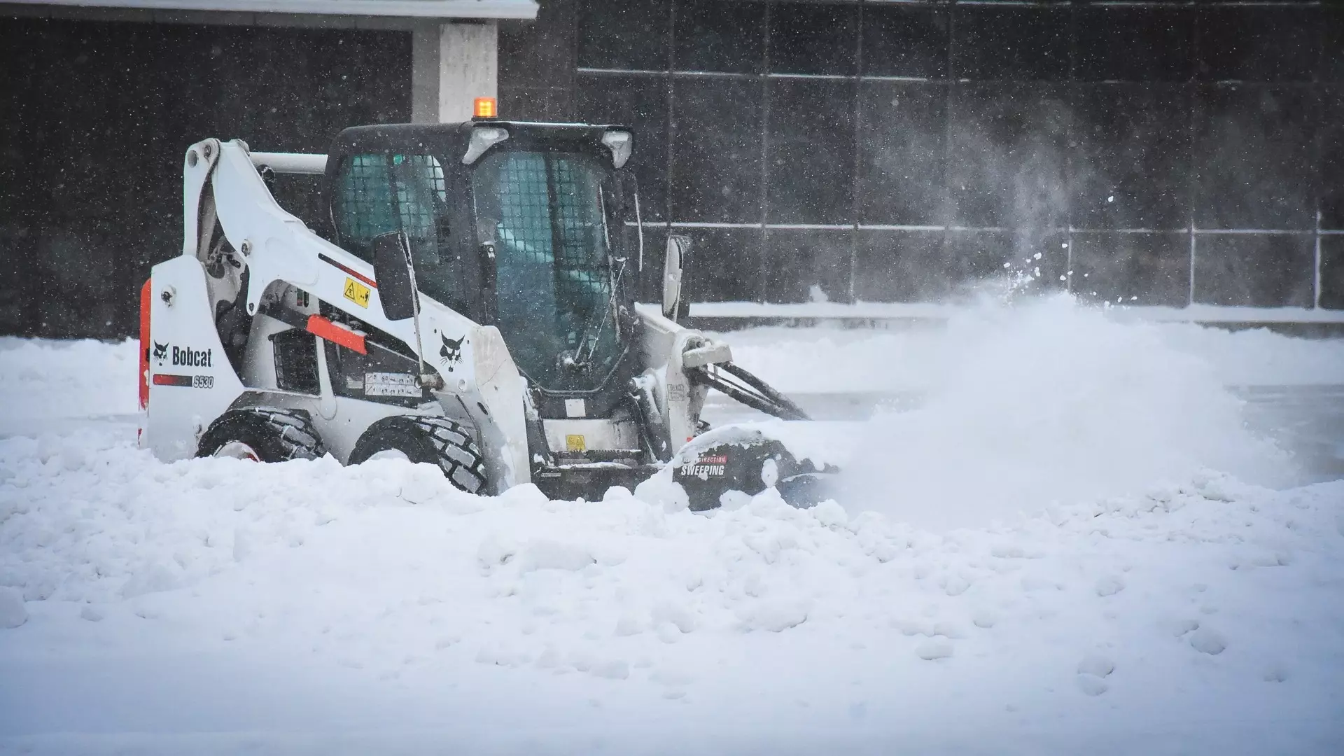 Жителей Нижнего Тагила предупредили о ночной уборке снега на парковке