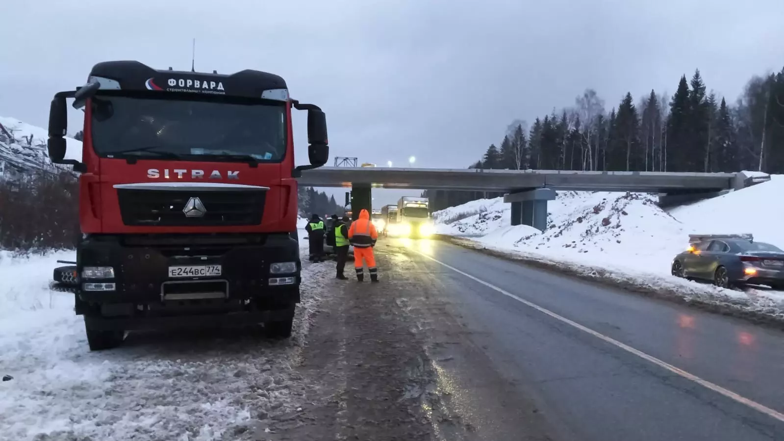 Водитель грузовика пострадал при наезде на мост на трассе Пермь — Екатеринбург