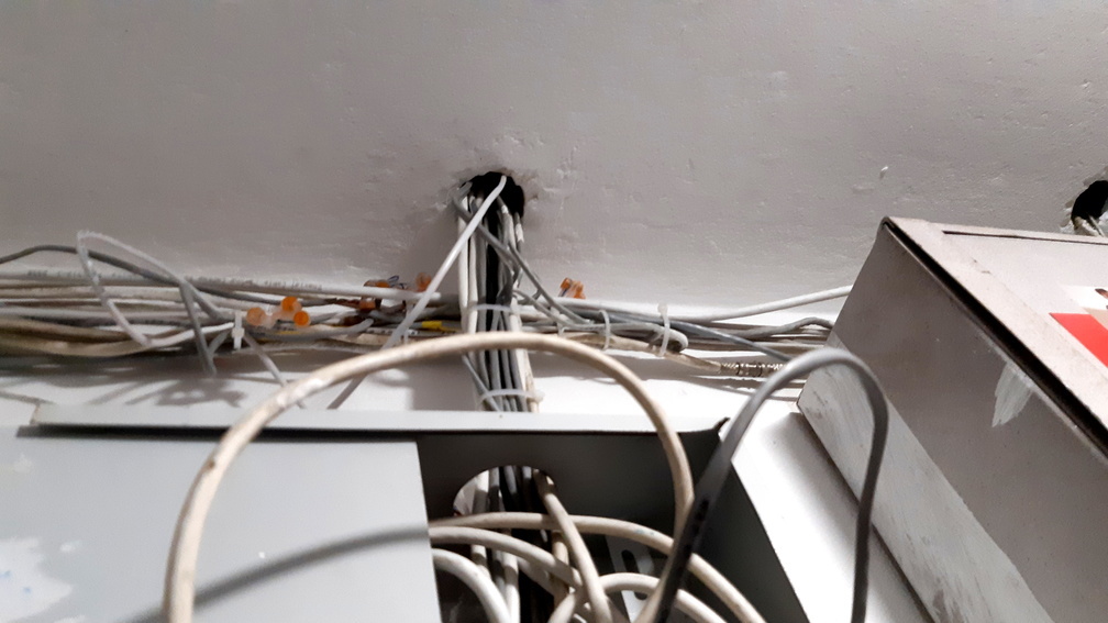 Неизвестный срезает электрические кабеля в подъездах домов в Нижнем Тагиле