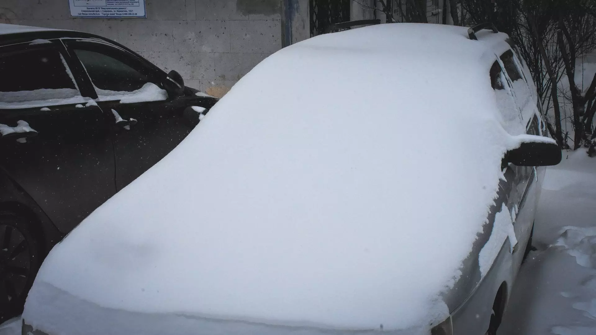 УК в Екатеринбурге заплатит почти 100 тысяч за падение снега на автомобиль