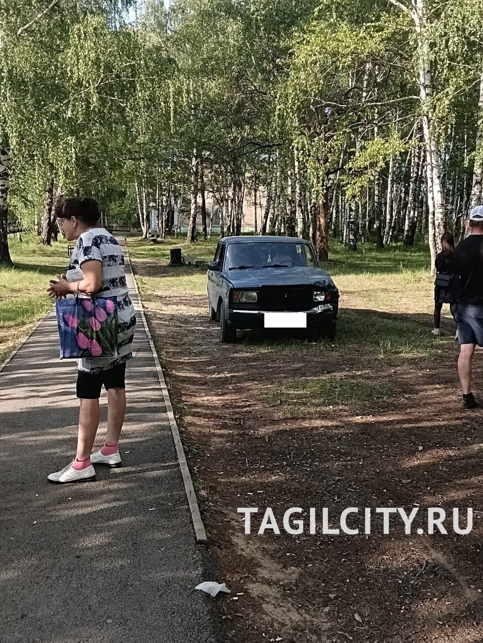 Автомобили заезжают в парк поселка Первомайский