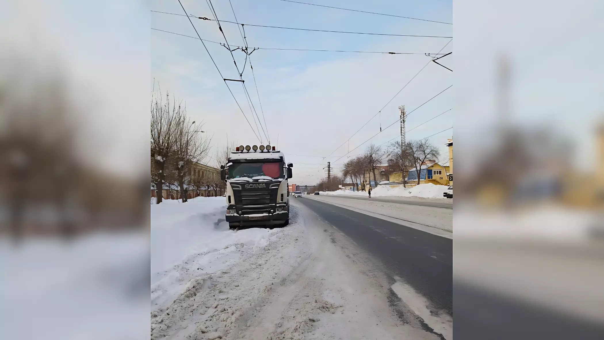 Фура перекрыла движение троллейбуса в Екатеринбурге