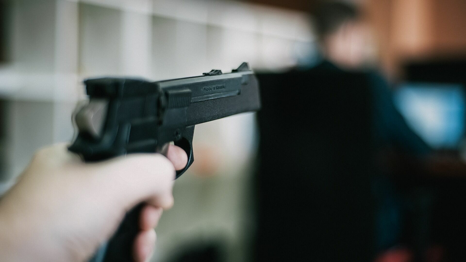 Неизвестный открыл стрельбу из пистолета у школы в Екатеринбурге