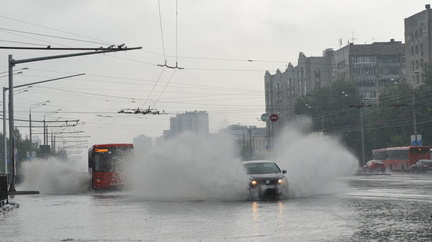 Улицы Екатеринбурга затопило после сильного ливня и грозы