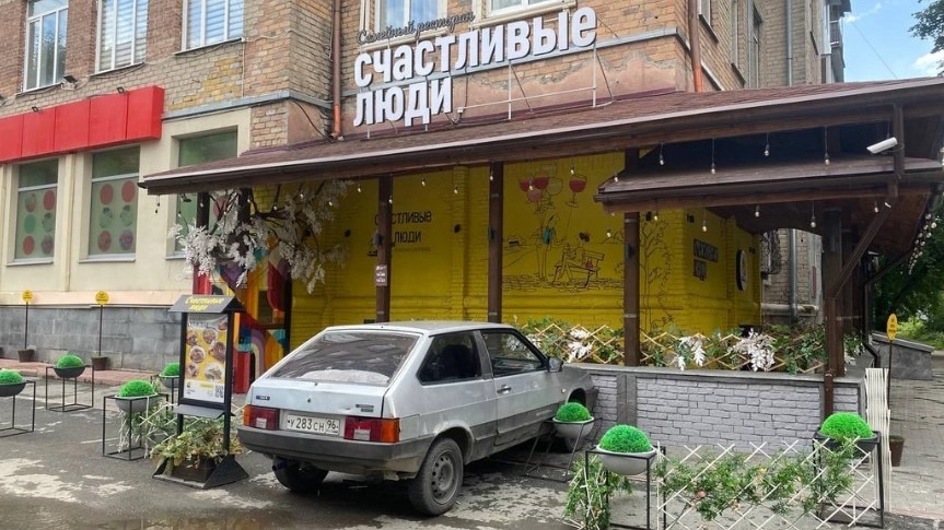 Автомобиль влетел в стену ресторана в Екатеринбурге