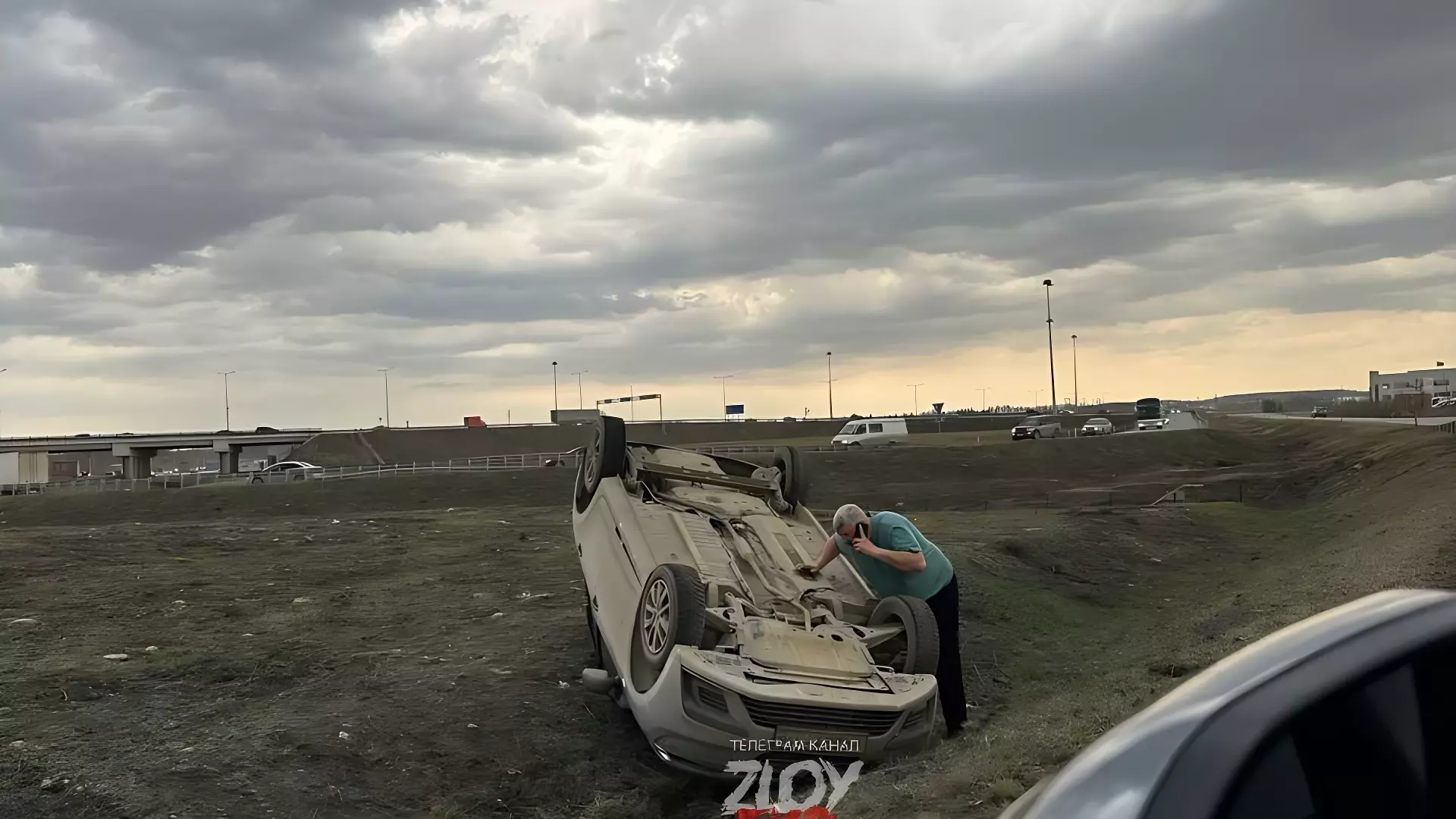 На Кольцовском тракте автомобиль перевернулся из-за лопнувшего колеса