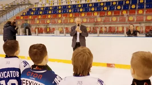 Экс-игрок хоккейной команды в Нижнем Тагиле встретился с юными хоккеистами