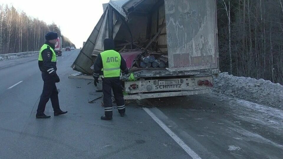 Пассажир погиб в ДТП с грузовиком на свердловской трассе 