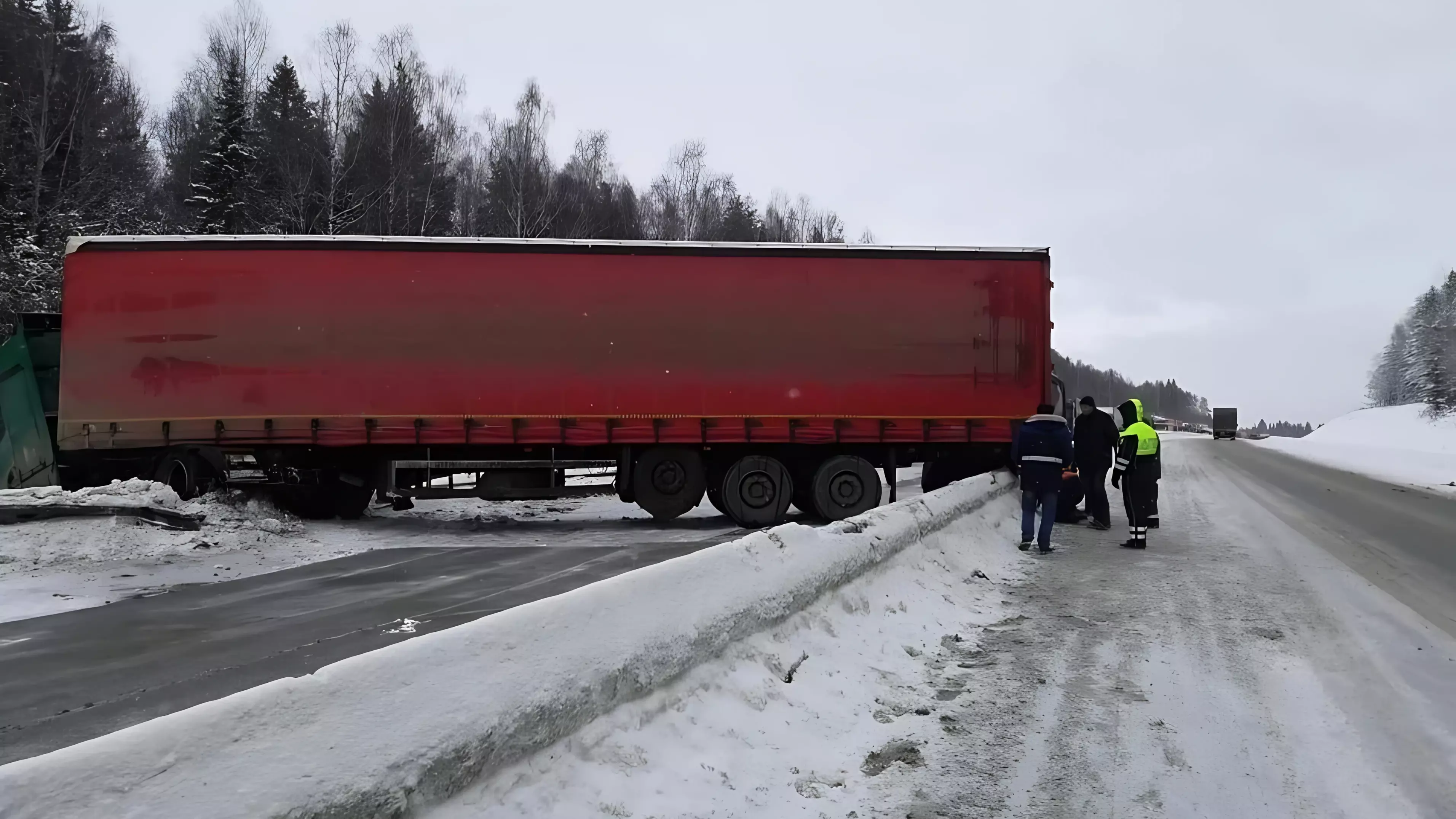 Транспортное движение перекрыто на трассе Пермь — Екатеринбург из-за аварии