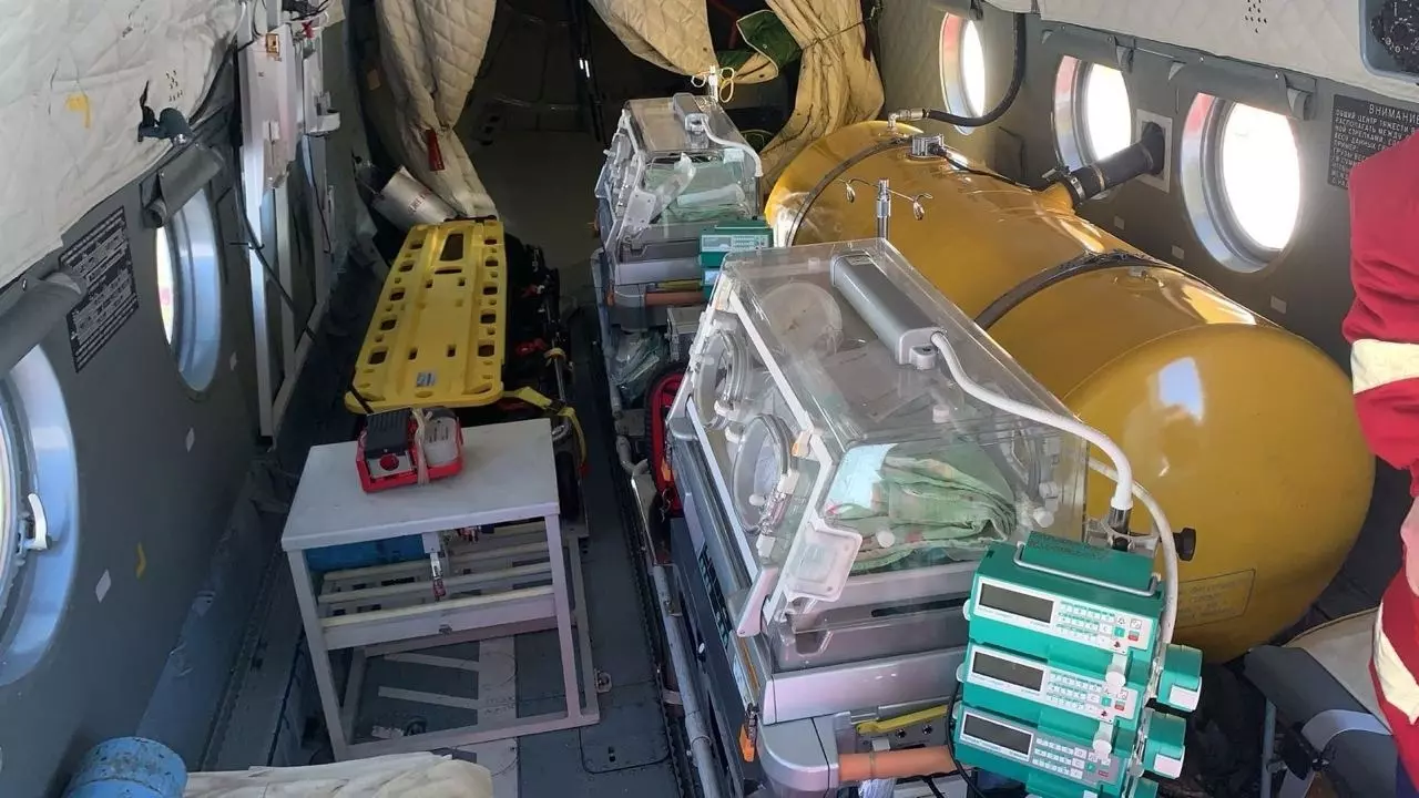 Свердловские неонатологи на вертолете перевезли недоношенных близнецов в ОДКБ