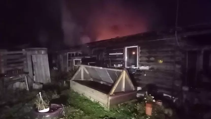 В Екатеринбурге разгорелся пожар в бараке с детьми