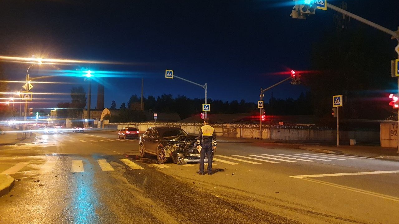 Два автомобиля столкнулись на перекрестке в Екатеринбурге