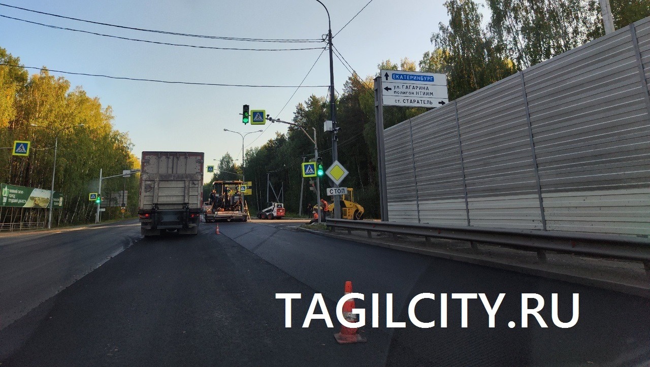 Пробка образовалась из-за укладки асфальта в Нижнем Тагиле на Свердловском шоссе