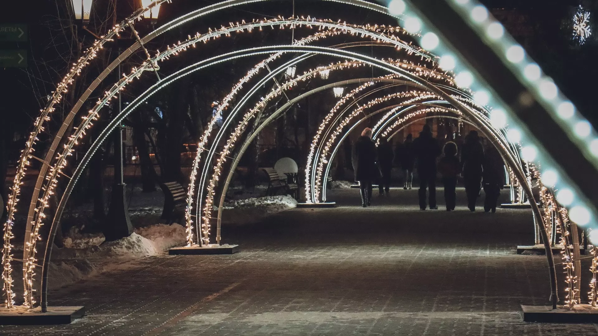 Жители Екатеринбурга поскальзываются на дорожках в ледовом городке