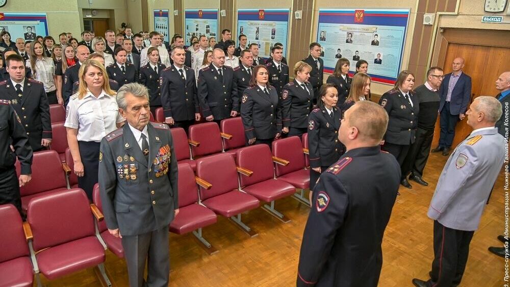 Владислав Пинаев поздравил полицейских с праздником