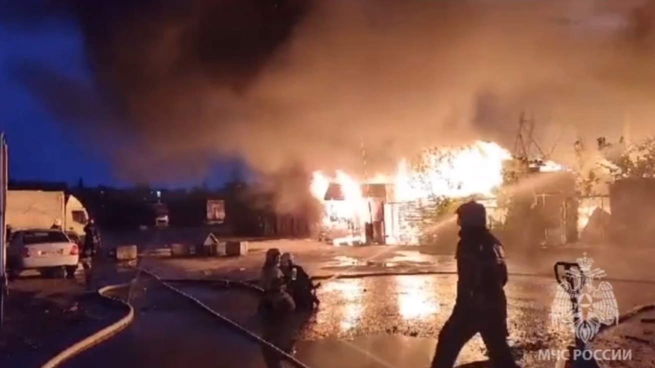 Бытовки и деревянные поддоны загорелись в Екатеринбурге