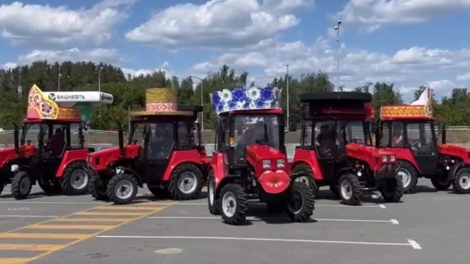 Шоу танцующих тракторов показали на выставке белорусских товаров в Екатеринбурге