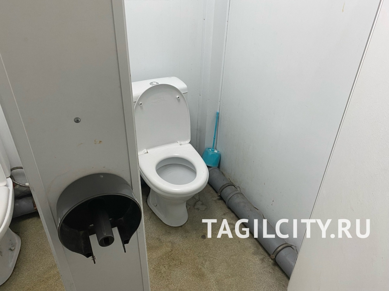 Туалет на набережной возле отеля