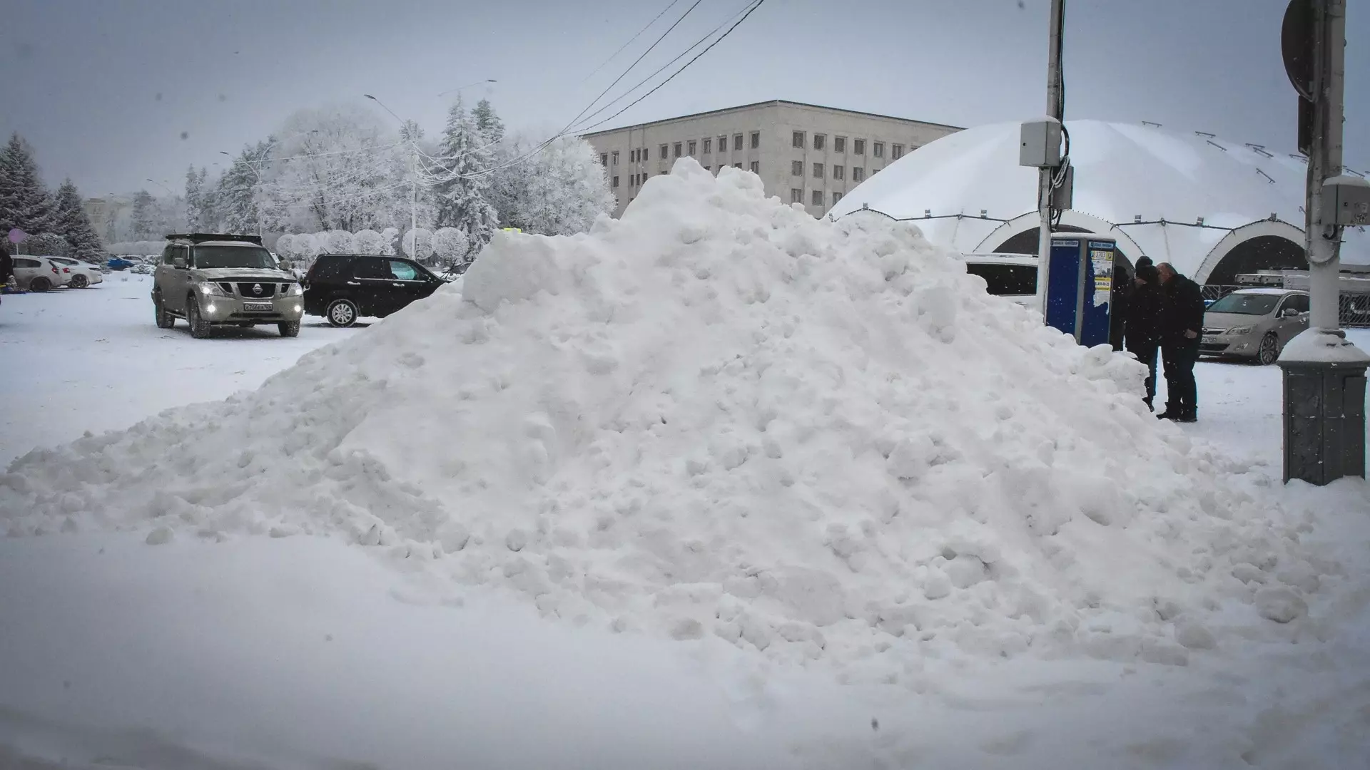 В Екатеринбурге дороги, дворы и тротуары завалены кучами снега