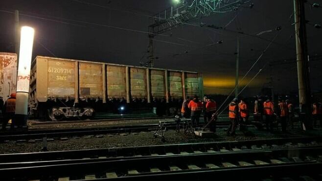 13 вагонов грузового поезда сошли с рельсов в Екатеринбурге