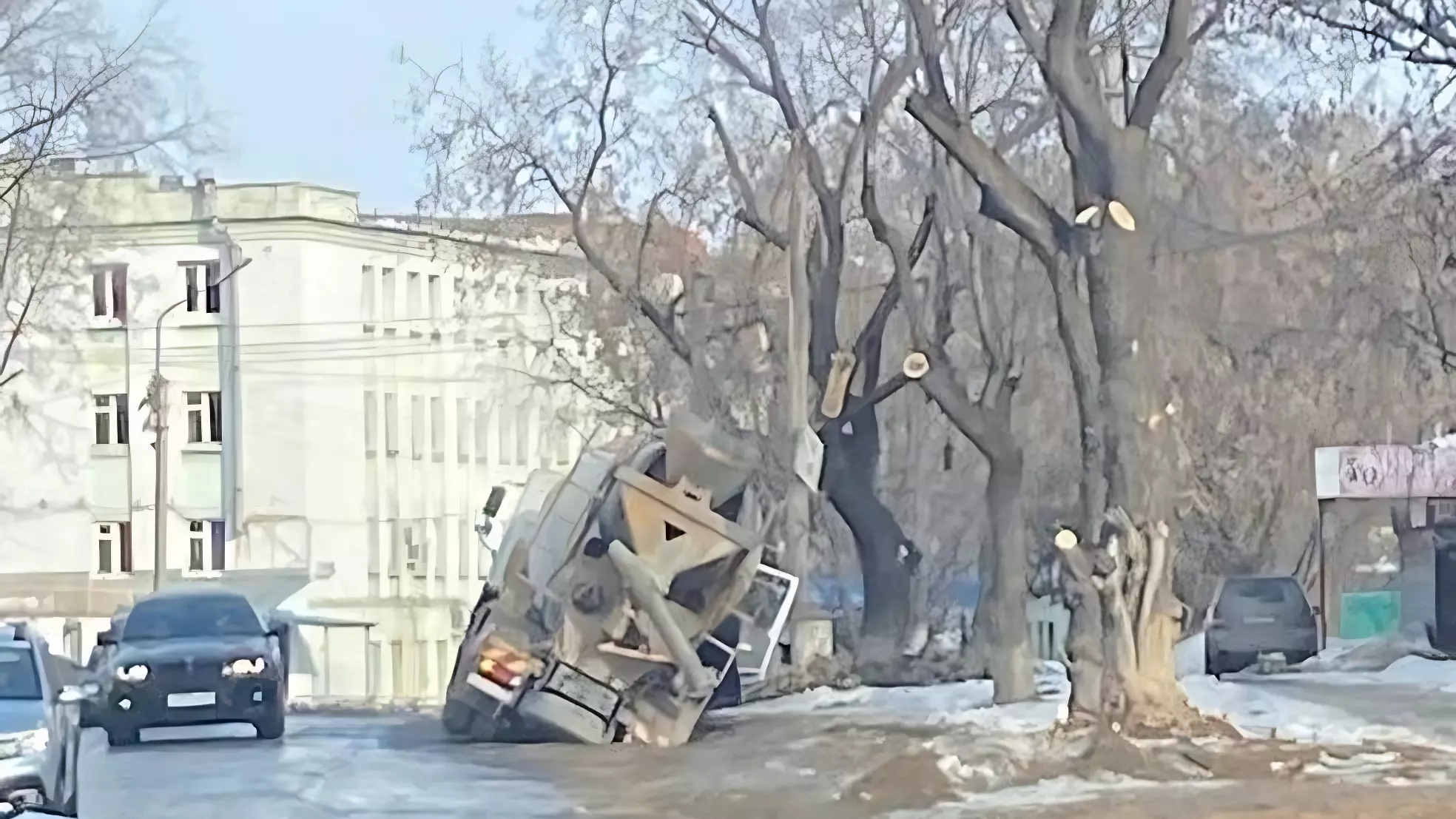 В Екатеринбурге бетономешалка провалилась в яму