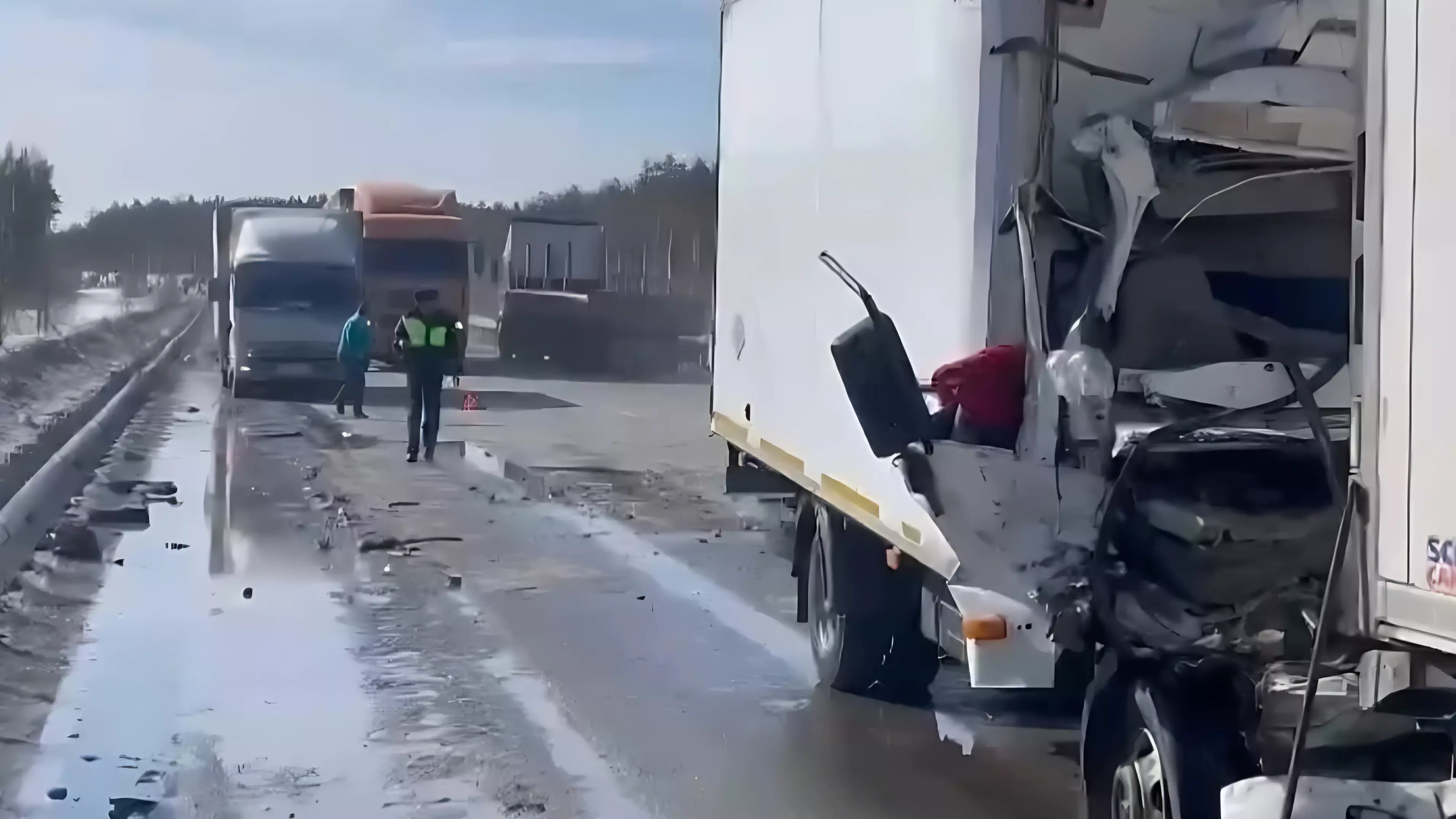 Водитель грузовика пострадал в аварии на ЕКАДе